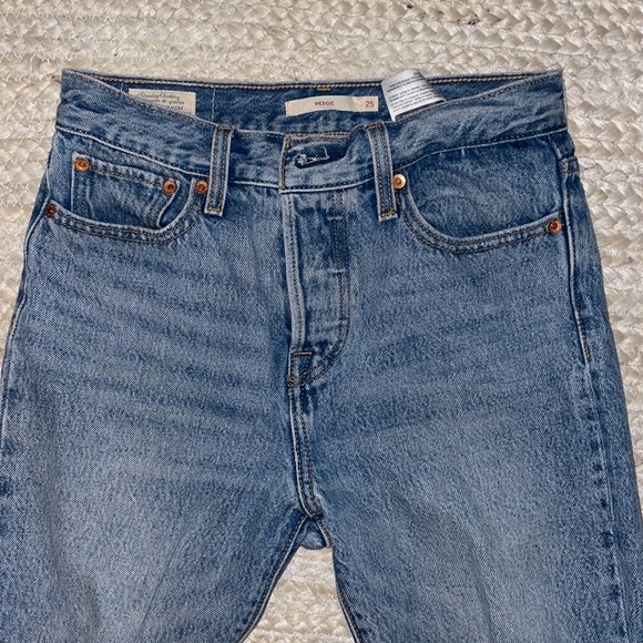 Levi’s Wedgie Icon Jeans (from aritzia) - Picture 3 of 4